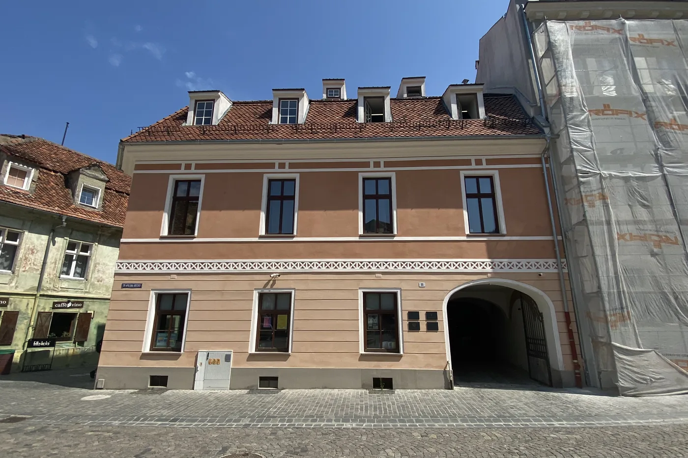 The façade of Hirscher 11 onto the square, with the arched carriage gate
