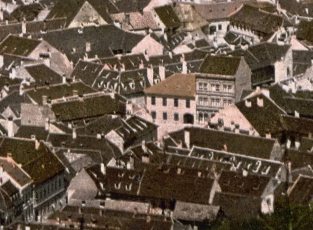 Casa văzută de sus în jurul anului 1900, după ce acoperișul a fost refăcut la jumătate din înălțimea inițială.