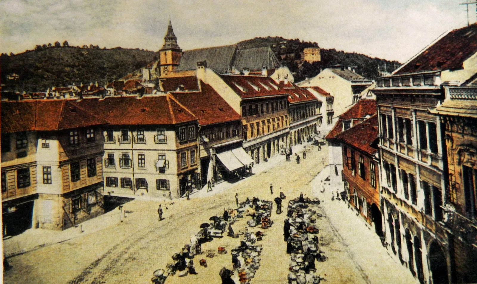Târgul de straie în jurul anului 1916. Hirscher 11 este casa de colț din stânga; tarabele care au dat numele pieței ocupă mijlocul.